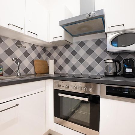 Apartment In The Central Area. 5 Minute'S Walk To The Danube. Wenen Buitenkant foto