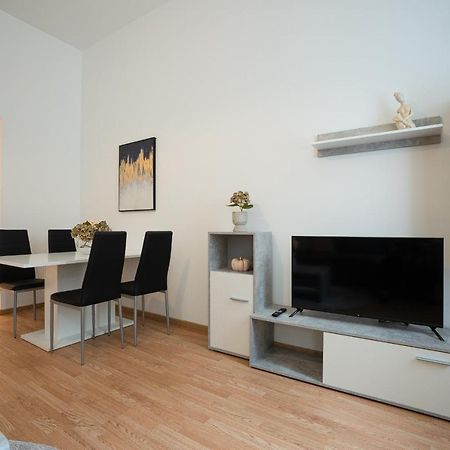Apartment In The Central Area. 5 Minute'S Walk To The Danube. Wenen Buitenkant foto