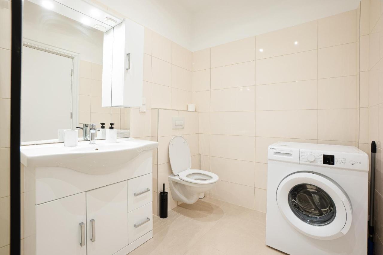 Apartment In The Central Area. 5 Minute'S Walk To The Danube. Wenen Buitenkant foto