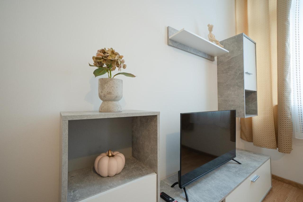 Apartment In The Central Area. 5 Minute'S Walk To The Danube. Wenen Buitenkant foto