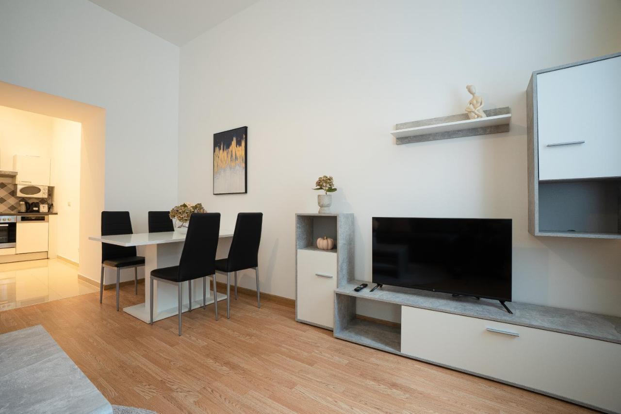 Apartment In The Central Area. 5 Minute'S Walk To The Danube. Wenen Buitenkant foto