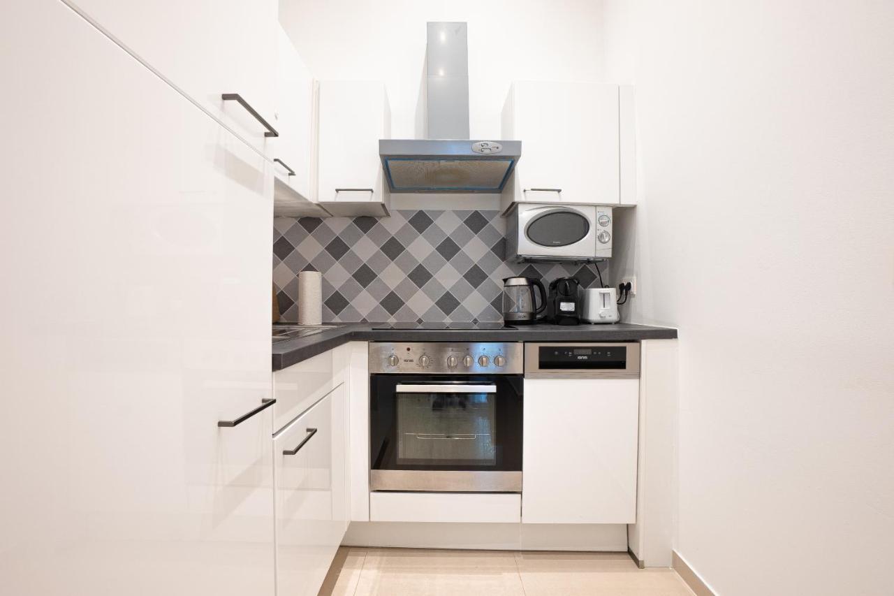 Apartment In The Central Area. 5 Minute'S Walk To The Danube. Wenen Buitenkant foto