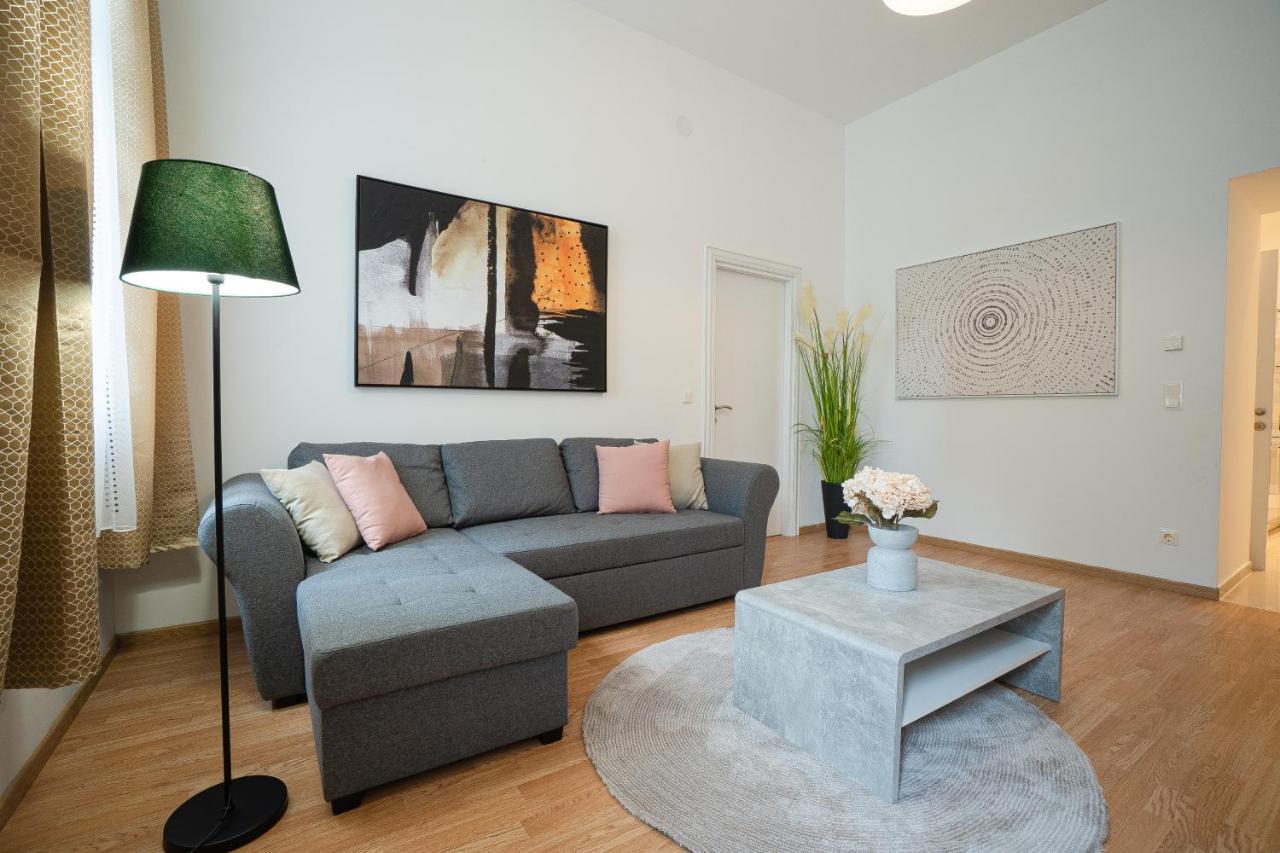 Apartment In The Central Area. 5 Minute'S Walk To The Danube. Wenen Buitenkant foto