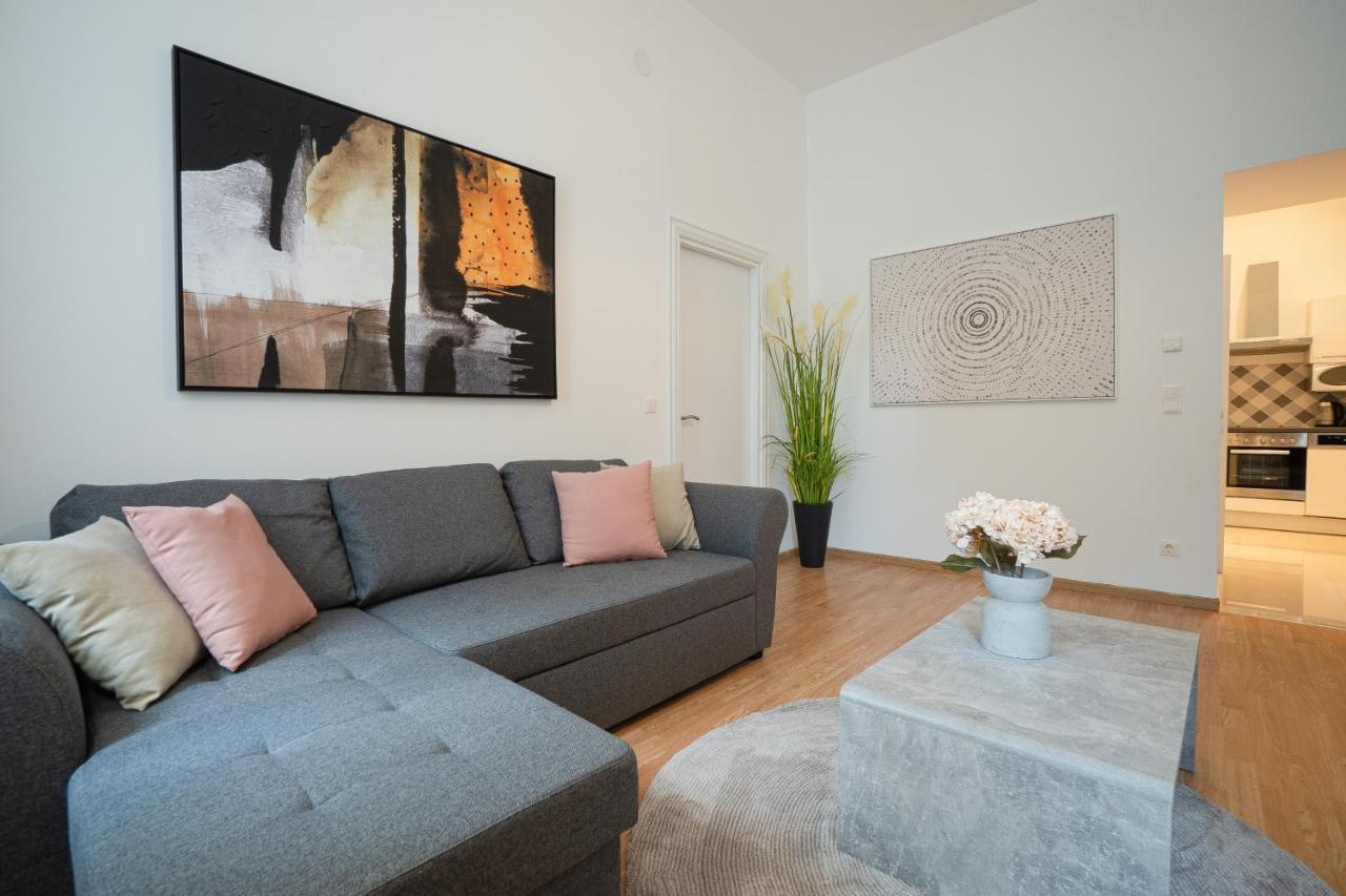 Apartment In The Central Area. 5 Minute'S Walk To The Danube. Wenen Buitenkant foto