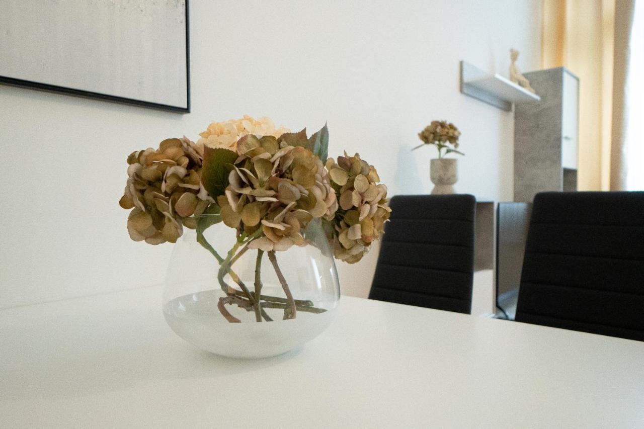 Apartment In The Central Area. 5 Minute'S Walk To The Danube. Wenen Buitenkant foto