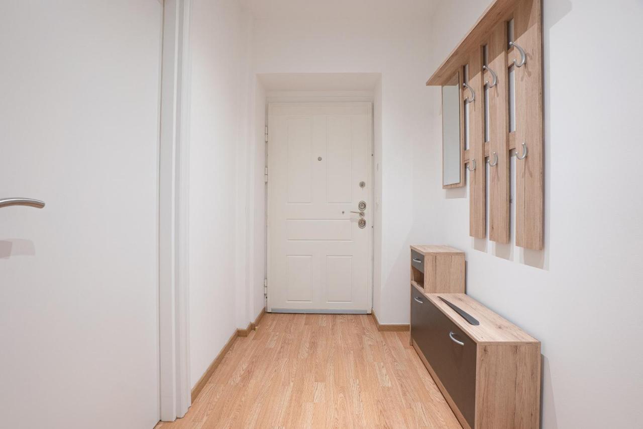 Apartment In The Central Area. 5 Minute'S Walk To The Danube. Wenen Buitenkant foto