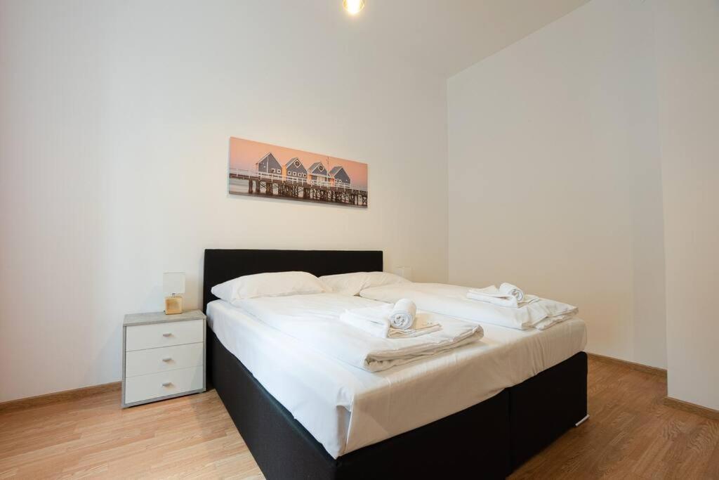 Apartment In The Central Area. 5 Minute'S Walk To The Danube. Wenen Buitenkant foto