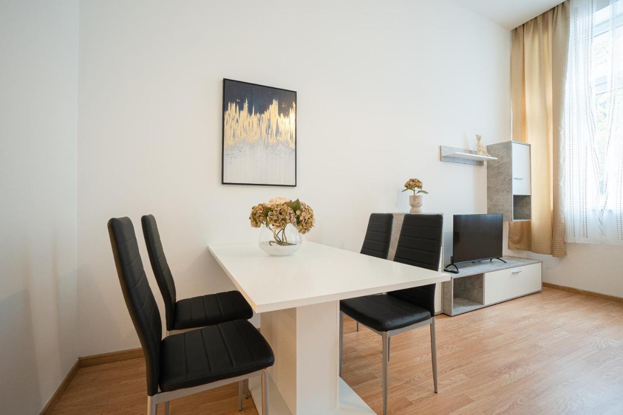 Apartment In The Central Area. 5 Minute'S Walk To The Danube. Wenen Buitenkant foto