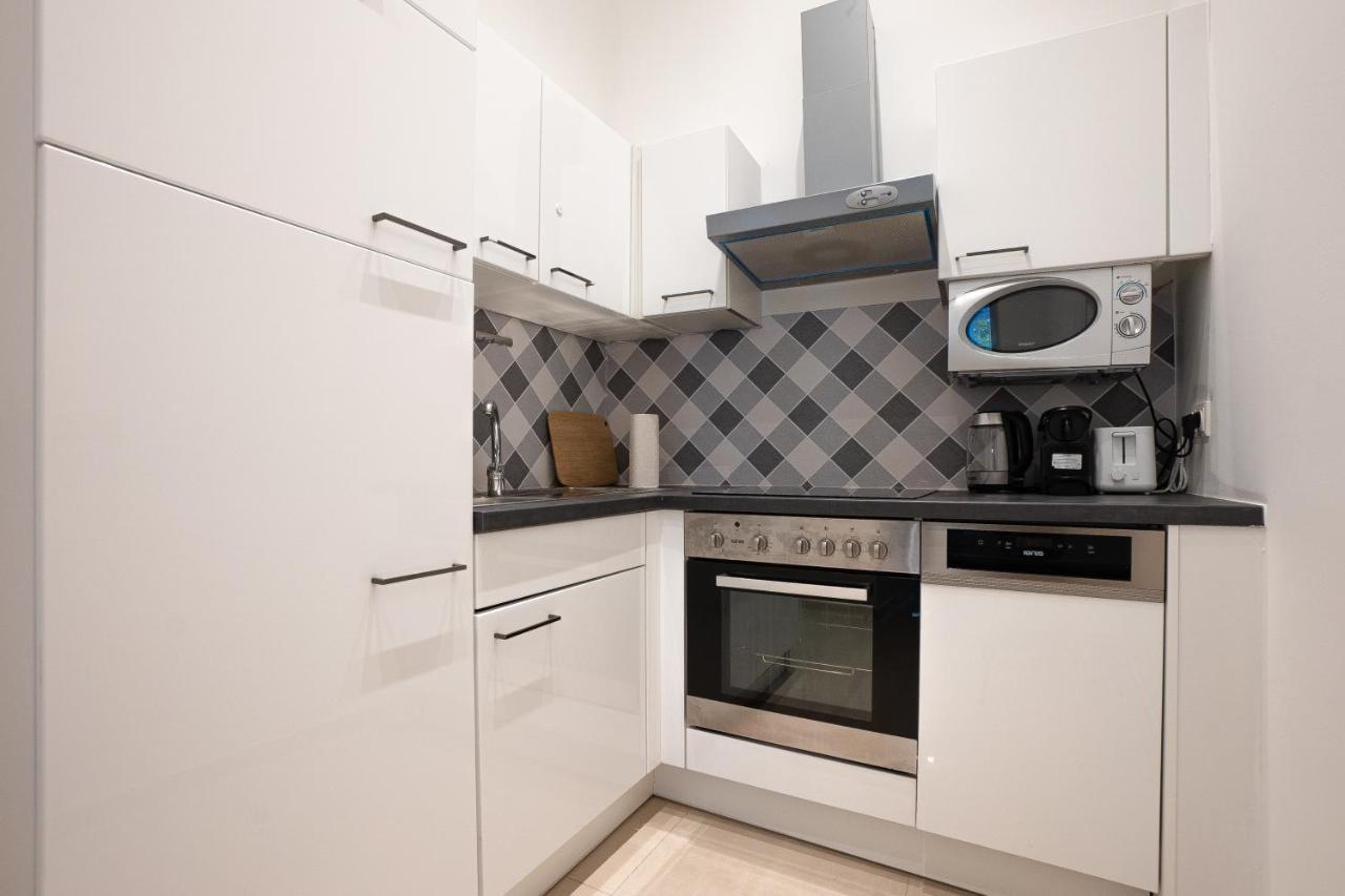 Apartment In The Central Area. 5 Minute'S Walk To The Danube. Wenen Buitenkant foto